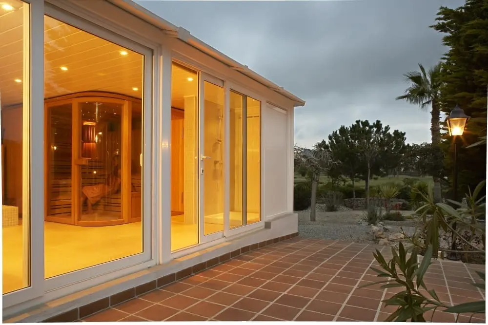 Beyaz PVC pencere villa uygulaması